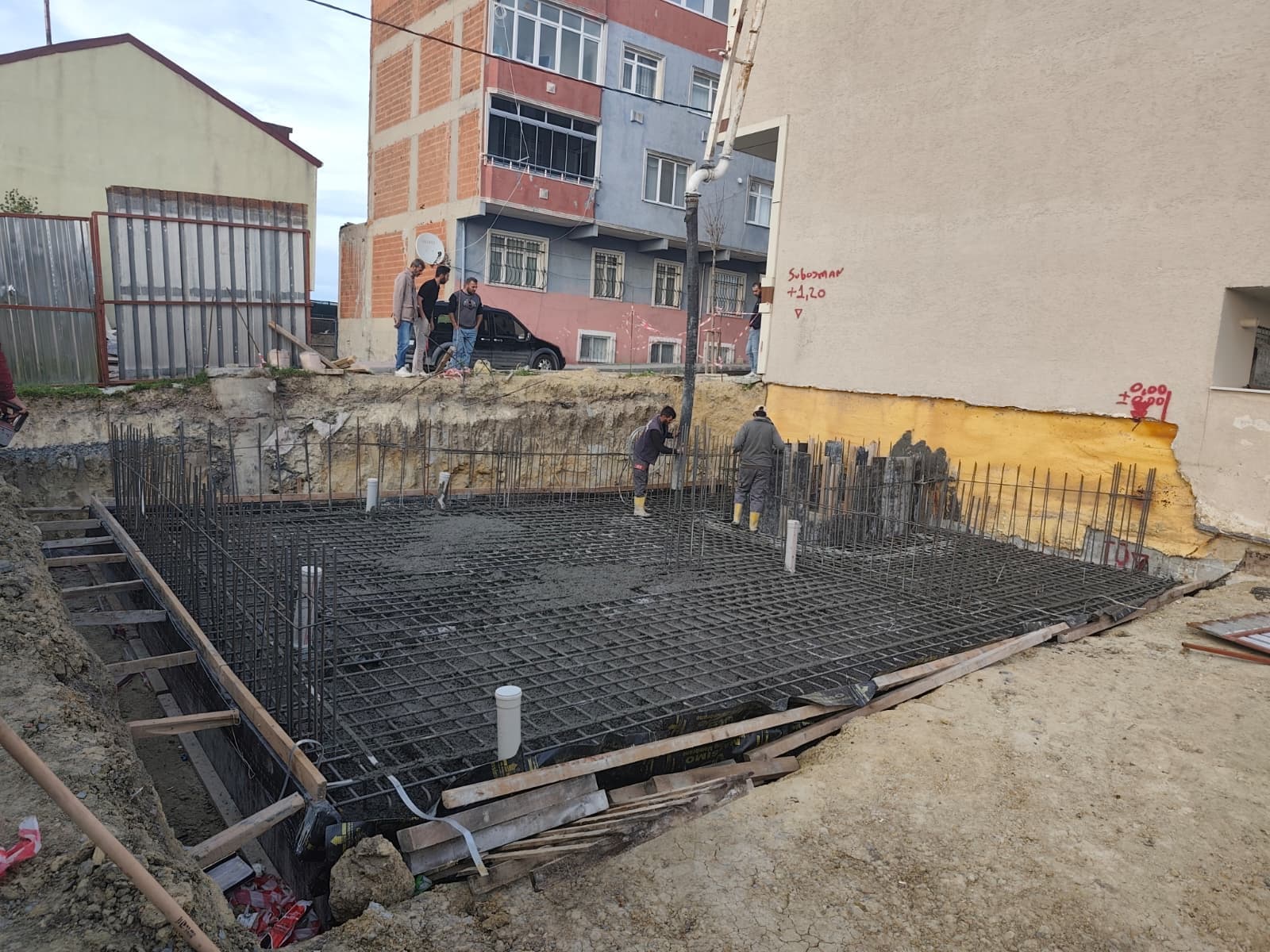 Temel beton dökümü — Asol Mimarlık & Yapı İnşaat, Temel beton dökümü ve pompa hattı ile uygulama